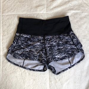 Lululemon Shorts Highrise Black & White Patterned